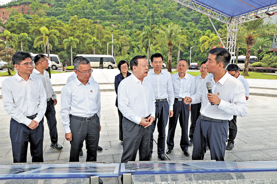 ●夏寶龍在台山廣海灣調研。 港澳辦圖片