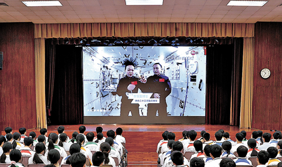 ●培僑中學師生在禮堂觀看「天宮課堂」直播。 香港文匯報記者萬霜靈  攝