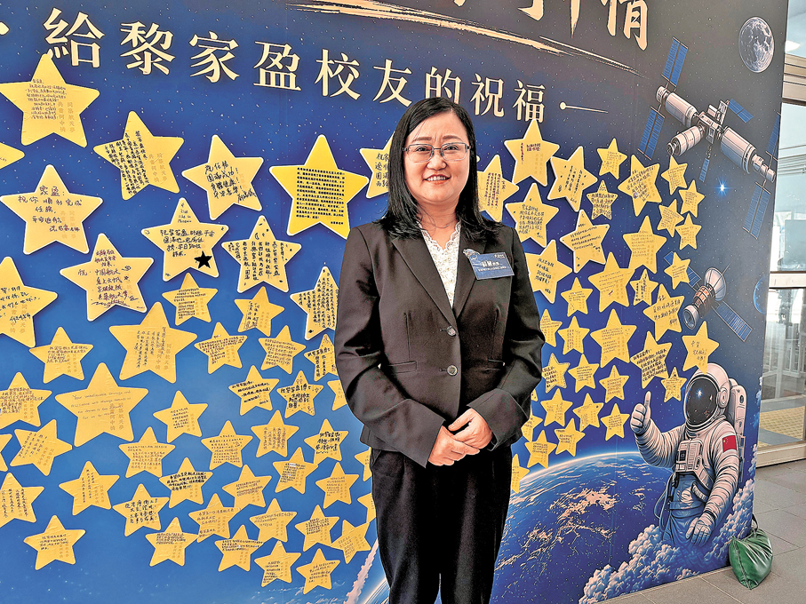 ●蘇慧親臨主場館為出席學生作講解，並讚揚黎家盈授課表現非常出色。 香港文匯報記者楊盈盈  攝