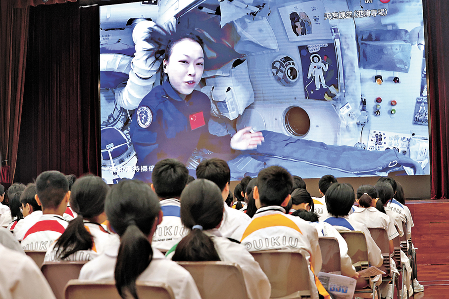 ●黎家盈介紹在空間站內，每位航天員都有一個獨立的休息區。圖為培僑中學「天宮課堂」直播。 香港文匯報記者萬霜靈  攝