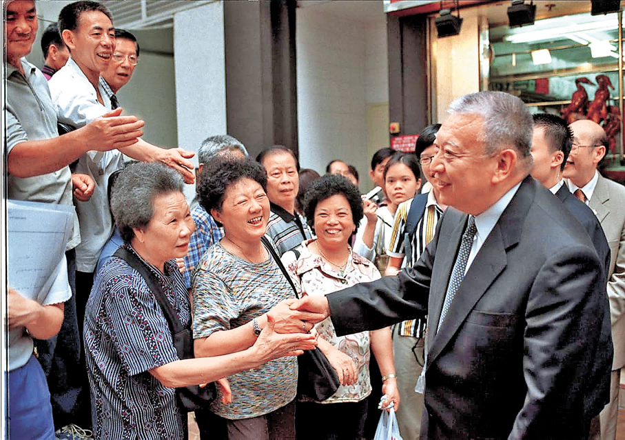 ●2001年5月23日，董建華巡視南區，在香港仔廣場與市民交談。 資料圖片