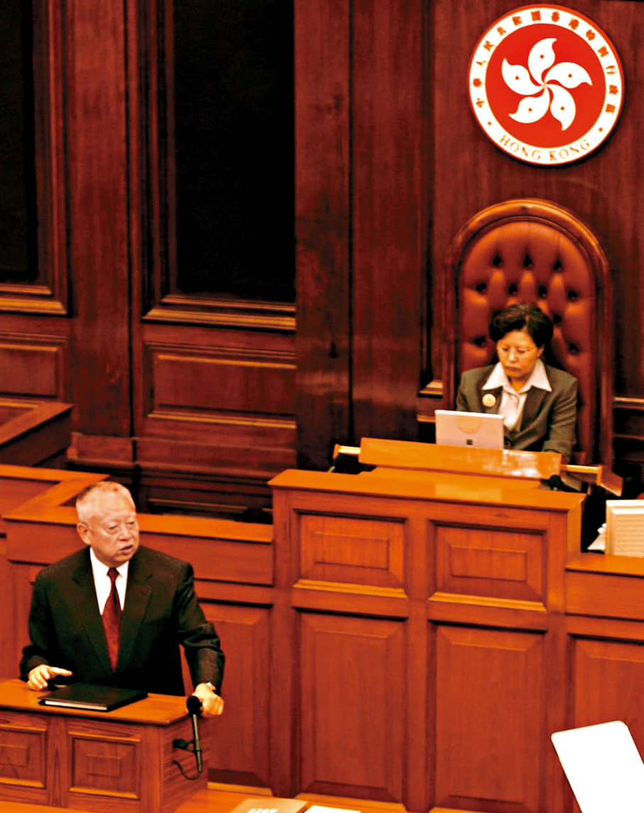 ●2001年10月10日，董建華在立法會發表當年的施政報告。 資料圖片