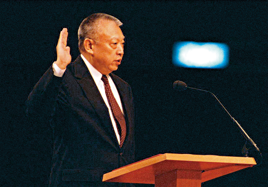 ●1997年7月1日凌晨，董建華宣誓就任首任行政長官。 資料圖片
