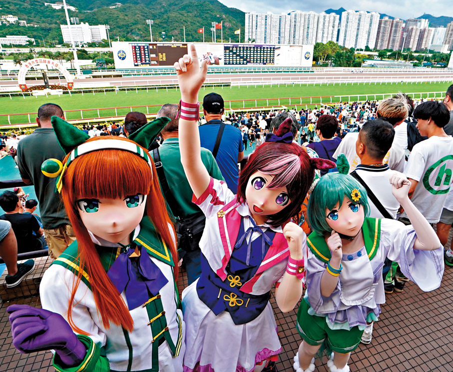 ●《賽馬娘Pretty Derby》風靡全球，有Coser打扮成遊戲角色，親臨沙田馬場為馬匹打氣。   資料圖片