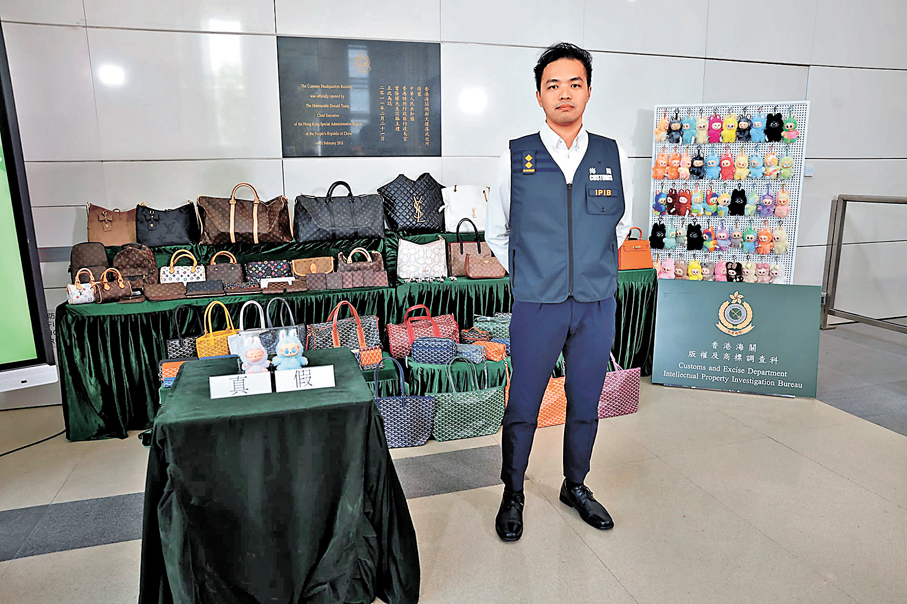 ●海關講述打擊冒牌貨攤檔執法行動詳情。   香港文匯報記者劉友光  攝