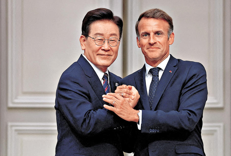 ●李在明（左）與馬克龍會面。 路透社