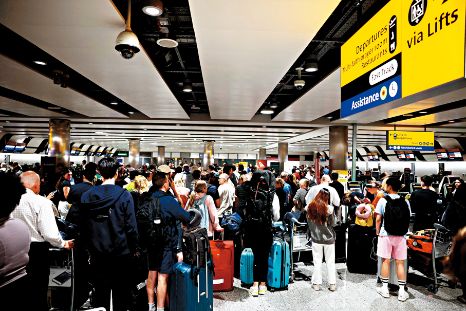 ●大批旅客滯留倫敦希思羅機場。 法新社
