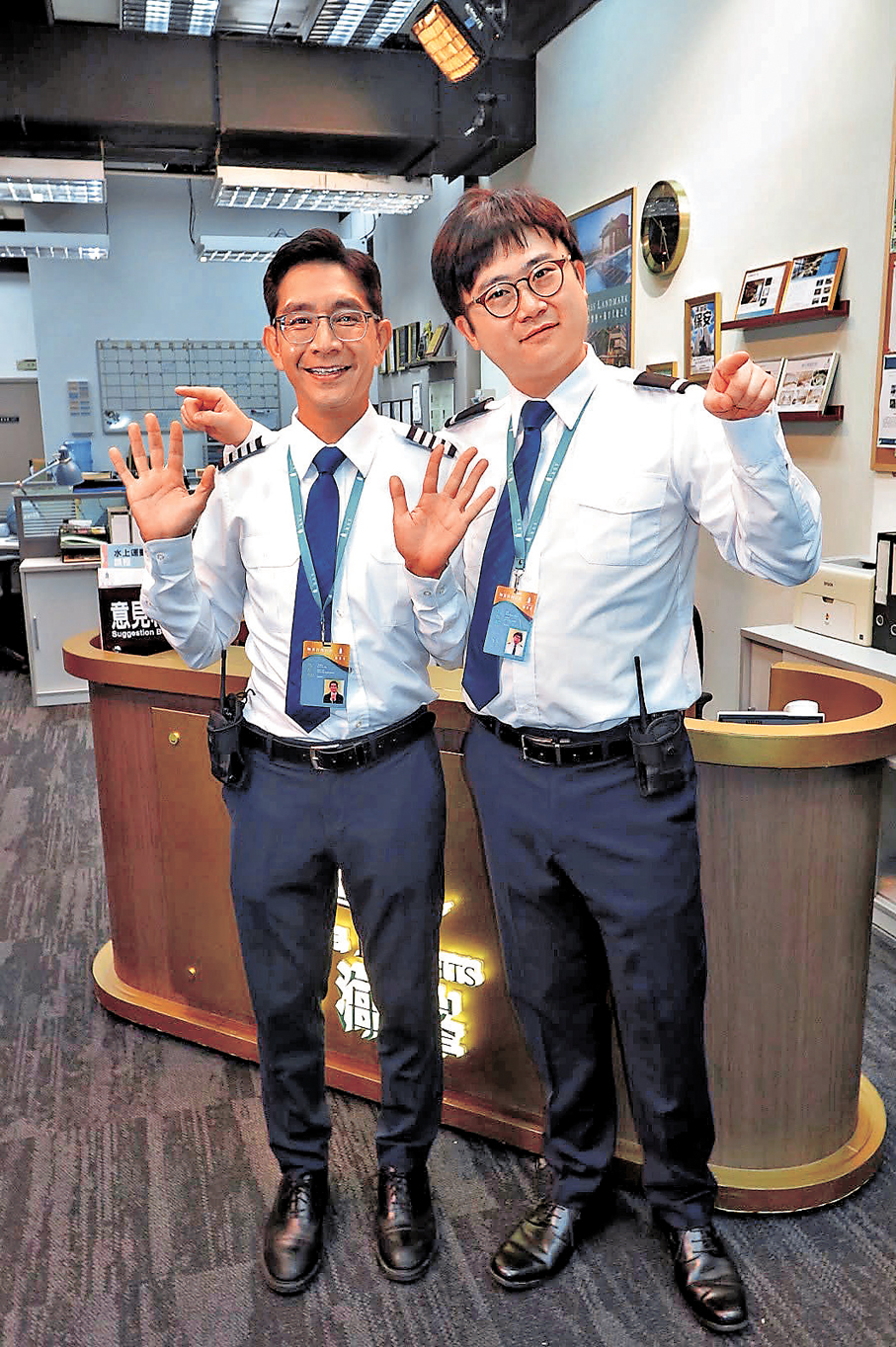 ●李尚正、麥沛東演保安齊放笑彈。  香港文匯報記者李慶全 攝