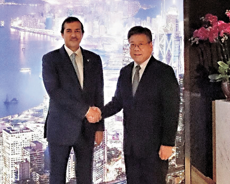 ●商經局局長丘應樺（右）與卡塔爾國務部外貿事務部部長Ahmed bin Mohammed Al-Sayed 博士舉行雙邊會議，就進一步加強兩地經貿合作和聯繫進行交流。  商經局Fb圖片