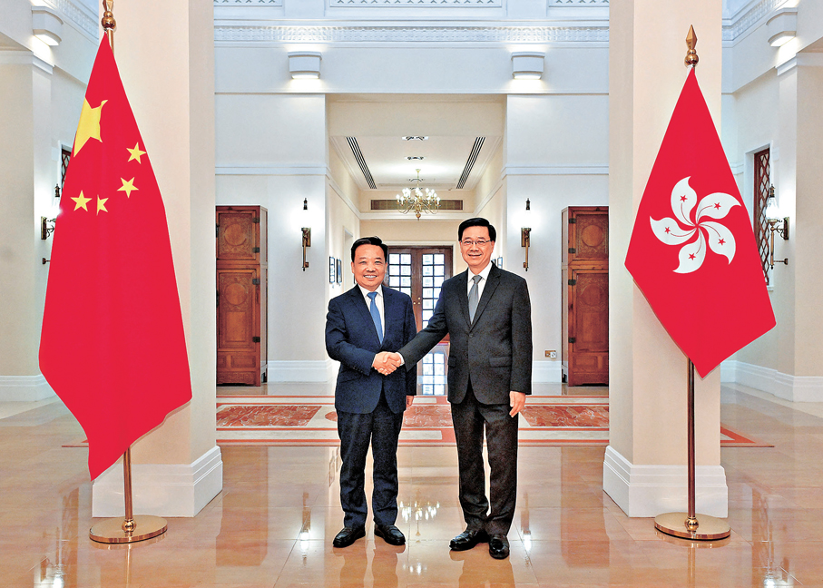 ●李家超（右）與靳磊（左）會面。 政府新聞處