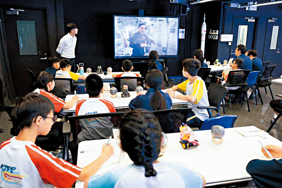 ●中華基督教會基全小學安排師生實時觀看直播，並於活動後邀請學生分享感受及書寫感謝卡送給黎家盈。 學校供圖