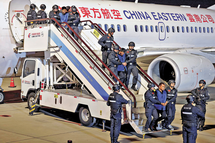 ●早前在雲南昆明長水機場，10名緬北重大犯罪嫌疑人被成功押解回國。資料圖片