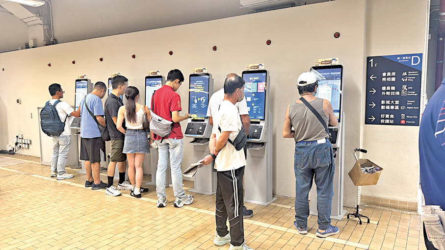 ●雖然場內自助投注機數量不少，但大多數旅客根本不懂操作。 香港文匯報記者余嘉俊  攝