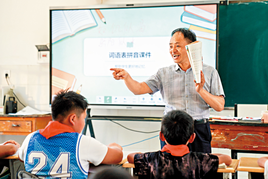 ●3月30日，農加貴在落松地小學給學生上課。