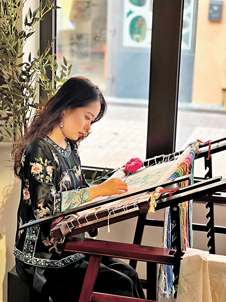 ●馬依城在刺繡中。