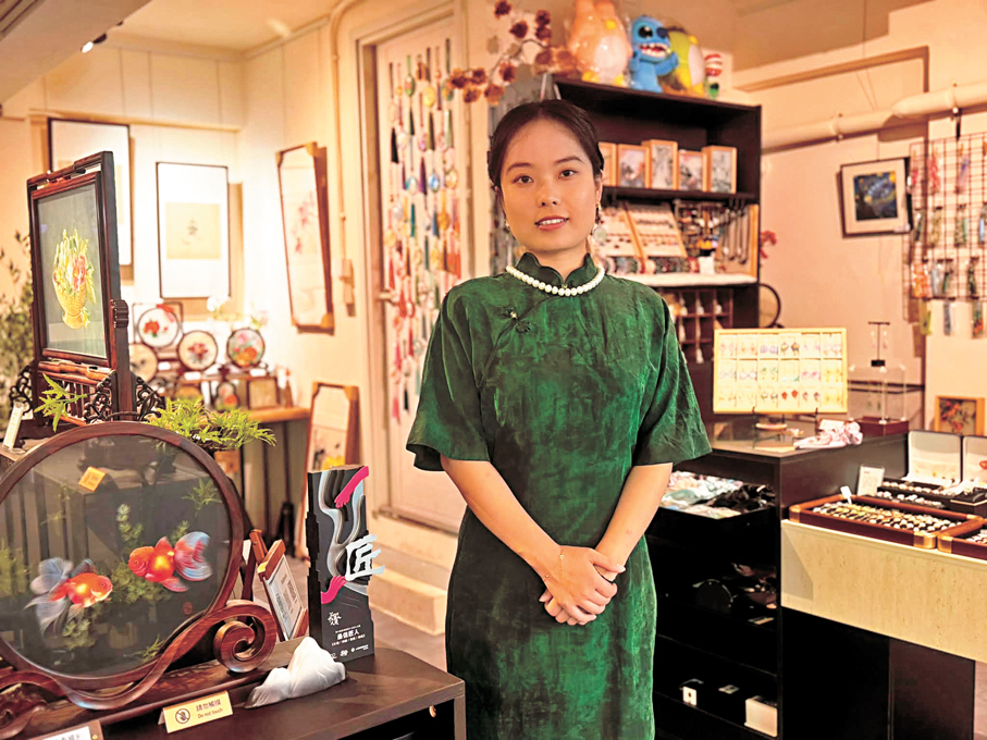 ●馬依城在「1868藝術村」開設了蘇繡專門店。  記者陳藝 攝