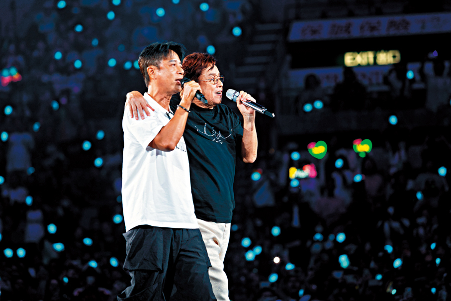 ●「左麟右李」搭肩合唱經典金曲《朋友》。 大會供圖