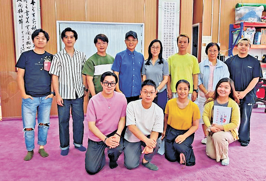 ●台前幕後參與演前排練。