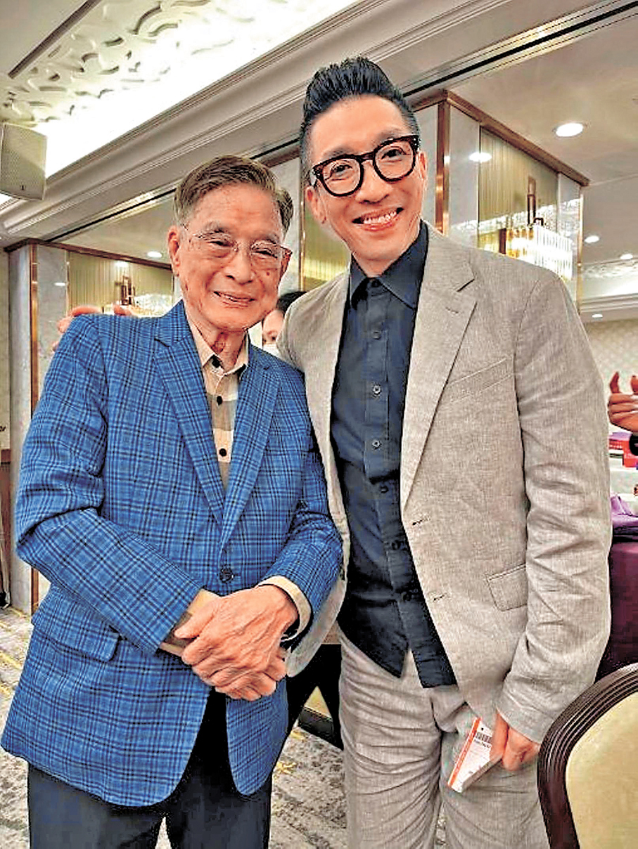 ●煒唐與99歲的粵樂大師朱慶祥（左）博士共襄善舉。