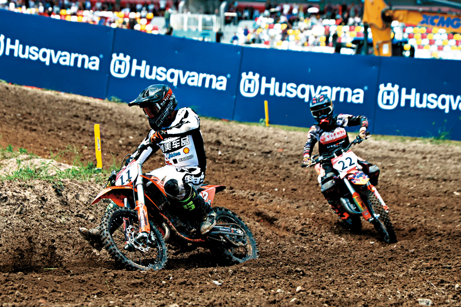 ●張雪之子張擎天（左）參加MXGP上海站85CC組別賽事。 中新社