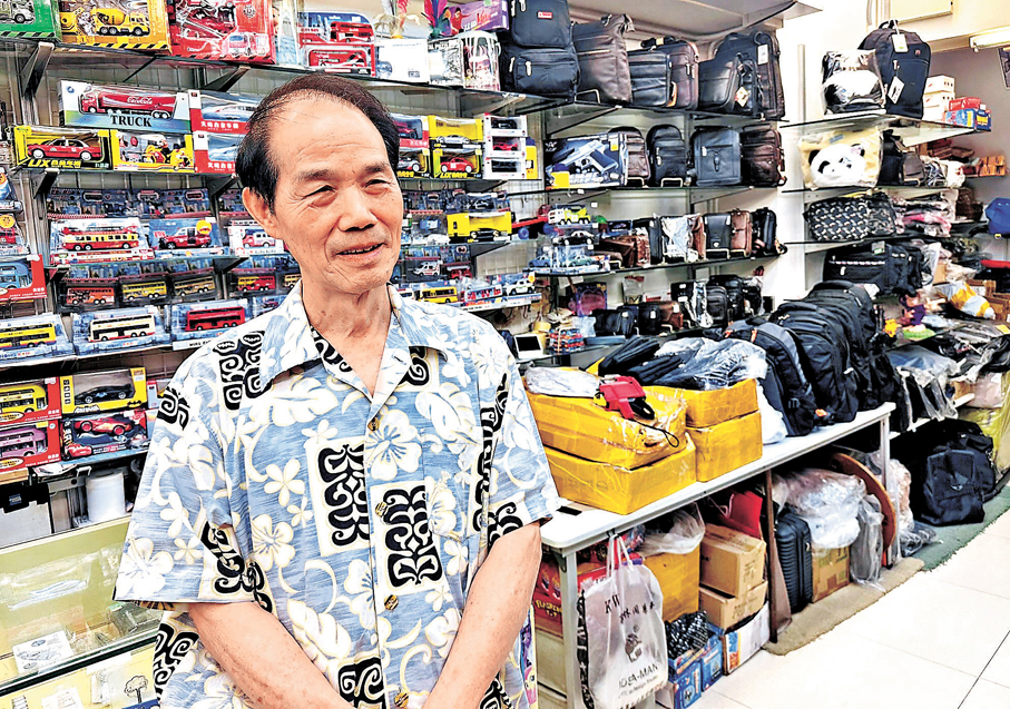 鄭先生憶述，昔日赤柱每日遊客絡繹不絕，買手信、紀念品及特色小食的人很多，如今卻今非昔比。