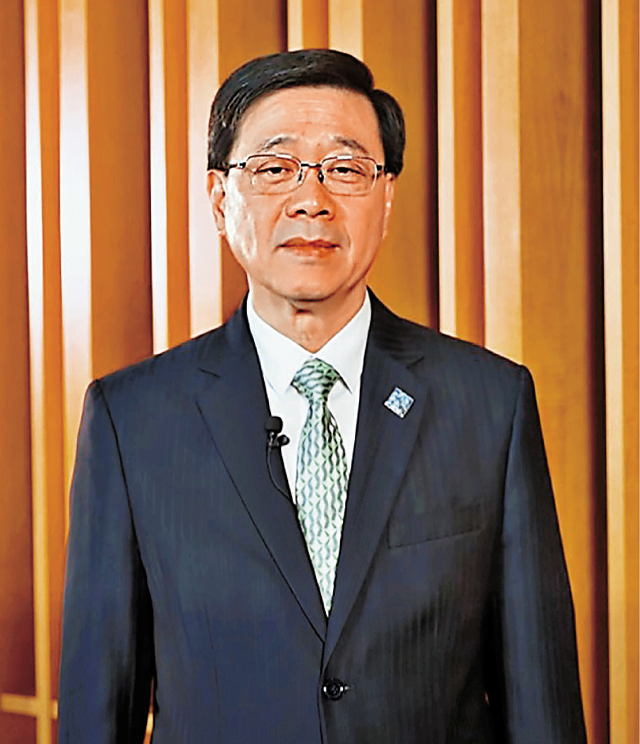 ●李家超透露，發表施政報告當日將佩戴由香港高等教育科技學院師生設計的領呔、絲巾和襟章。 李家超Fb視頻截圖