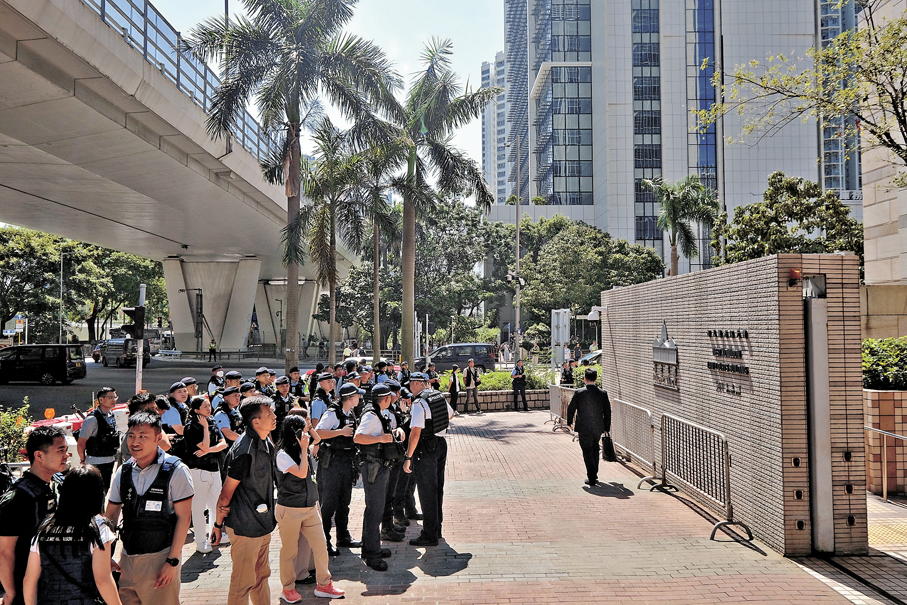 ●圖為「支聯會案」上周五判刑，警方加派警員在法院外駐守。 資料圖片