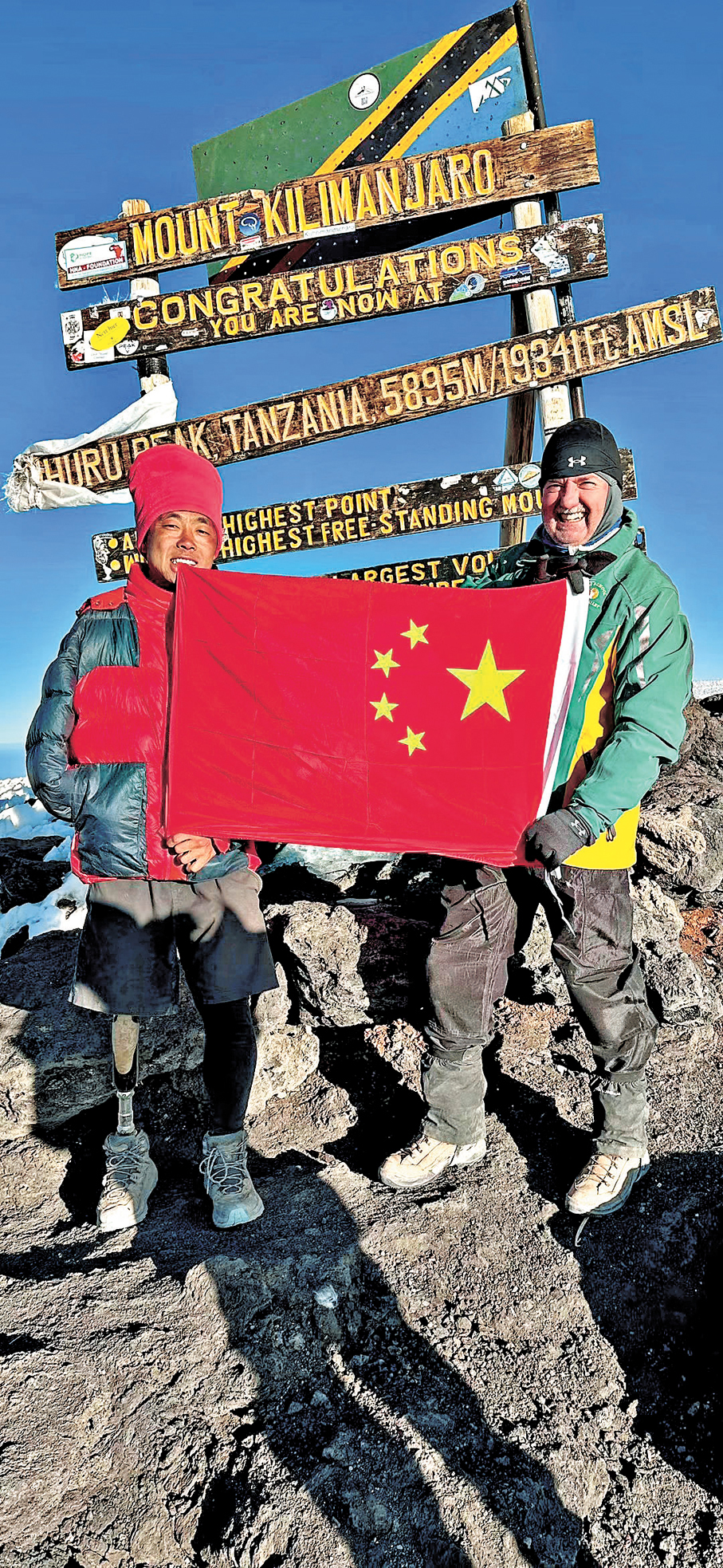 ●2024年6月，郭少宇（左）登上海拔5,895米的「非洲屋脊」乞力馬扎羅山。  