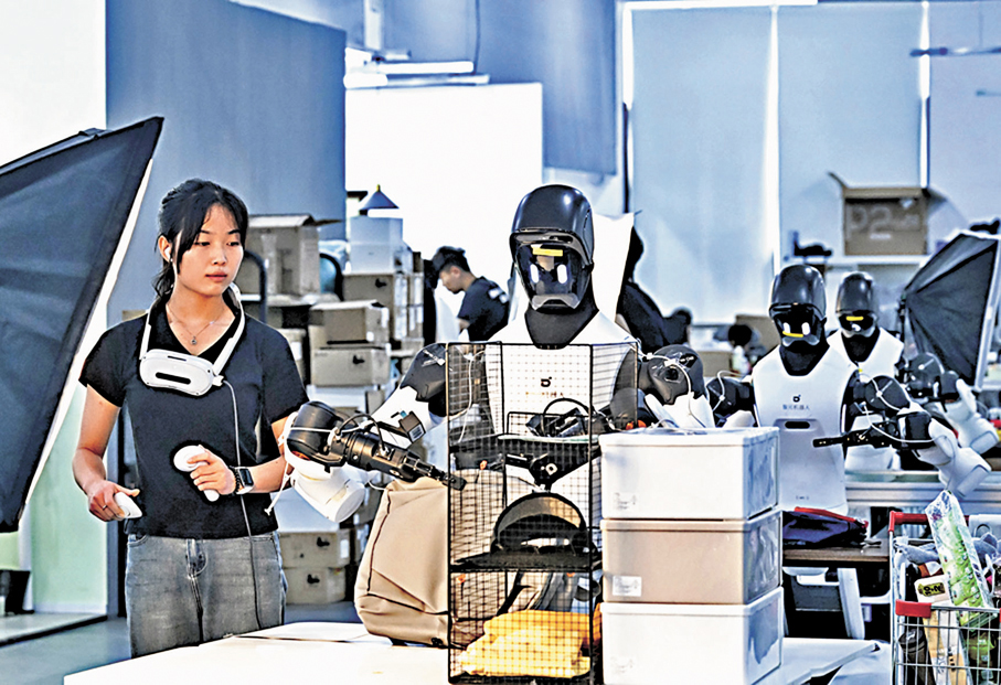 ●上海覓蜂具身智能科技有限公司「機器人訓練師」在教機器人做家務。 資料圖片