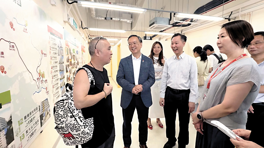 ●戴尚誠（左二）與青發街簡約公屋的準住戶交流。視頻截圖