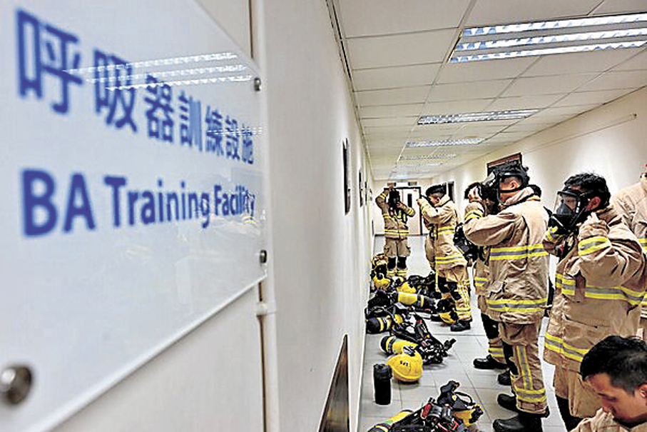  ●消防處在訓練場地引入活動式間隔系統，可隨時模擬不同火場環境，訓練消防員的應變能力和提升他們的心理質素。 政府新聞網