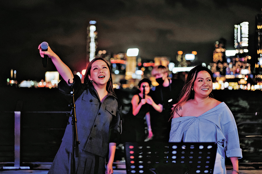 ●衛蘭（左）享受Busking氛圍。受訪者供圖