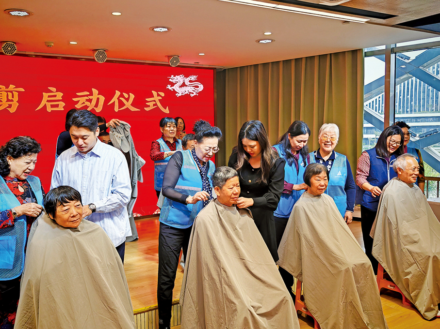 ●今年3月，11位來自琴澳兩地的長者義工化身「理髮師」，為50多名長者義剪。 （受訪者提供圖片）
