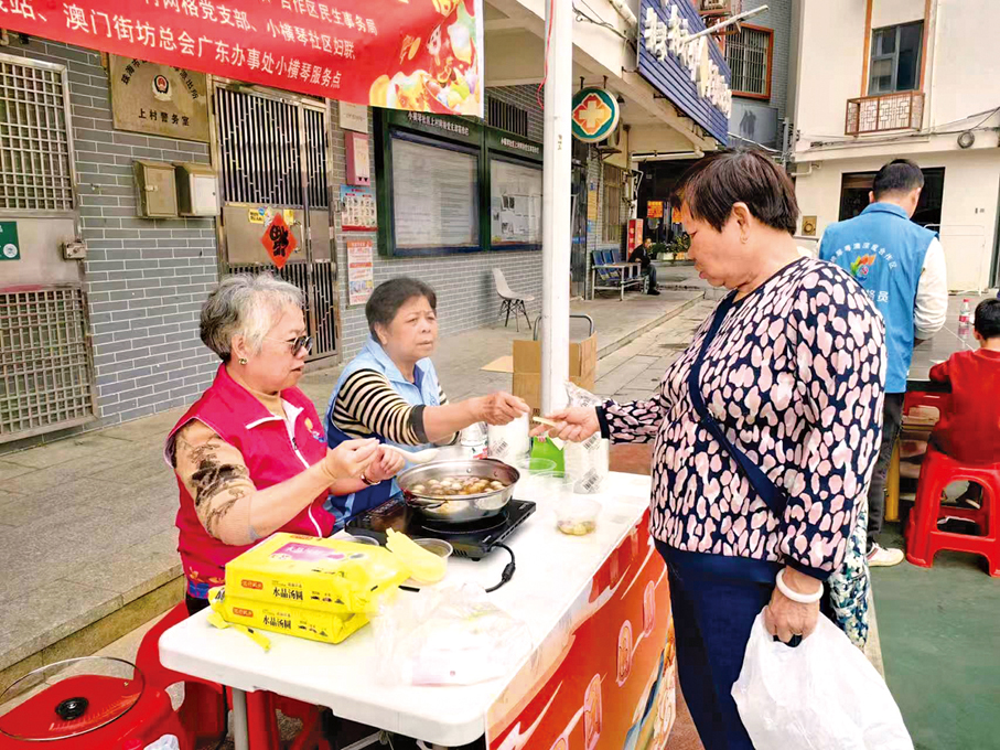 ●花姐（左一）積極參與區內社區活動。 （受訪者提供圖片）