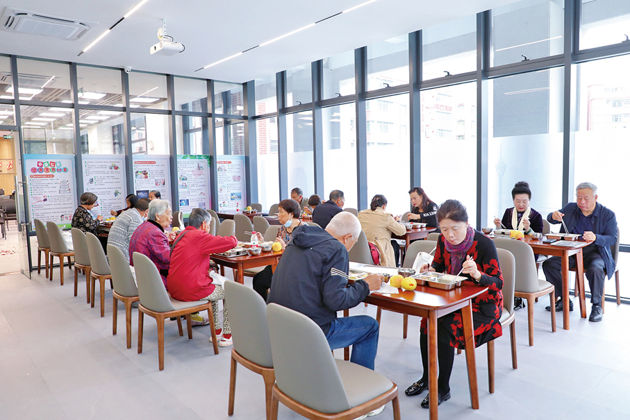 ●長者在下村長者飯堂用餐。（合作區民生事務局圖片）