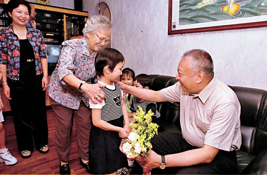●董建華提出了「香港好，國家好；國家好，香港更好」這一經典論述，用最地道的語言道出了國家與香港的內在邏輯關係。圖為董建華與市民交流。資料圖片