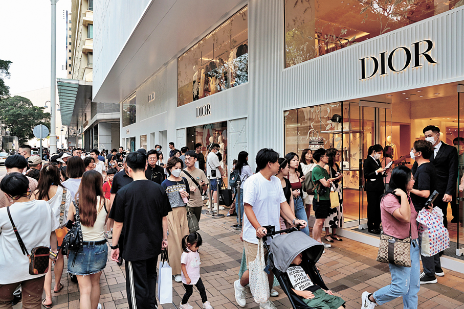 ●香港旅遊發展局公布，8月訪港旅客中，內地客按年升8%至約457萬人次。中通社