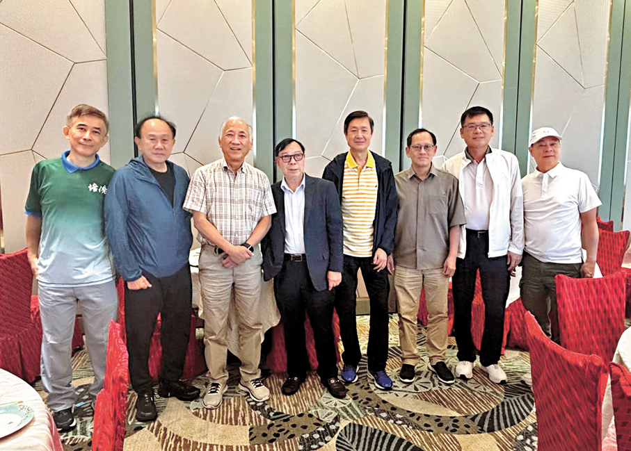 ●主席馬如龍（右四）希望香港成為亞洲元老體育活動重要樞紐。    香港文匯報記者張發兒  攝