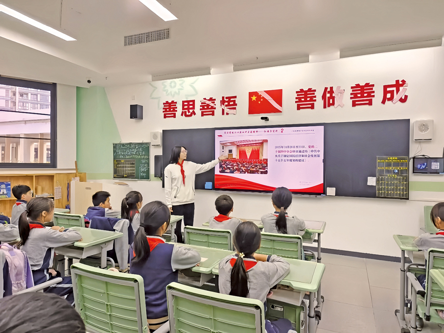 ●湯宵老師向學生開展國情宣講。 （受訪者提供圖片）