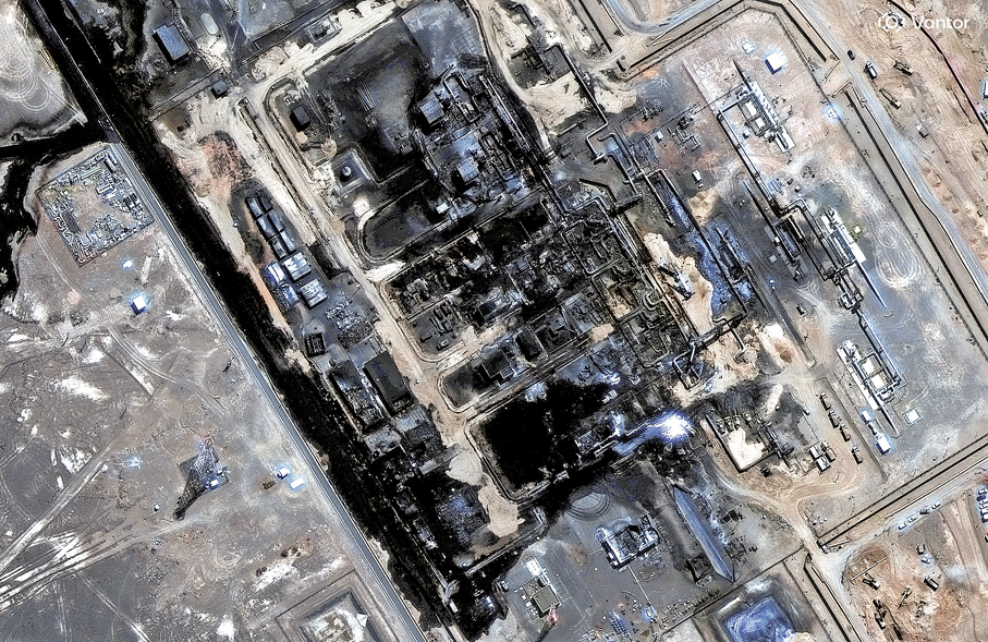 ●沙特東西輸油管遭到攻擊，衛星影像顯示管道受損情況。資料圖片