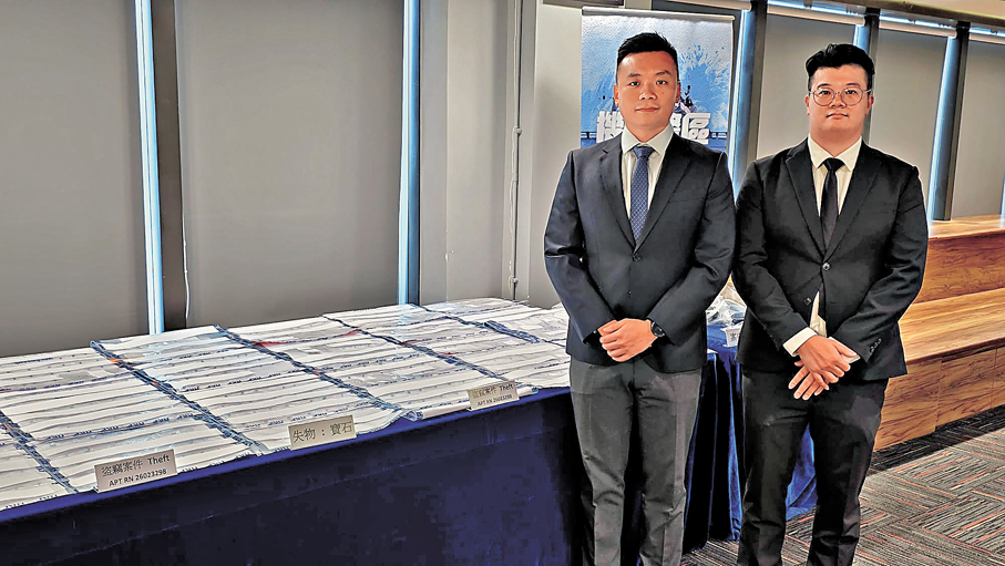 ●黃遠司（左）和李俊謙（右）展示起回的珠寶原石。   香港文匯報記者林兆崙  攝