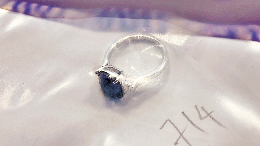 ●起回的珠寶原石中包括一枚戒指。 香港文匯報記者林兆崙  攝