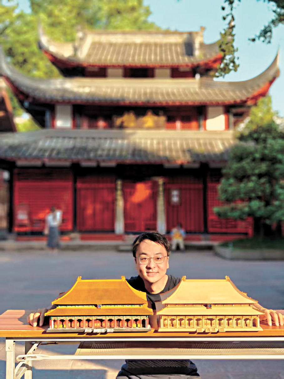 ●張翔和其設計的中軸線系列作品合影。   受訪者供圖