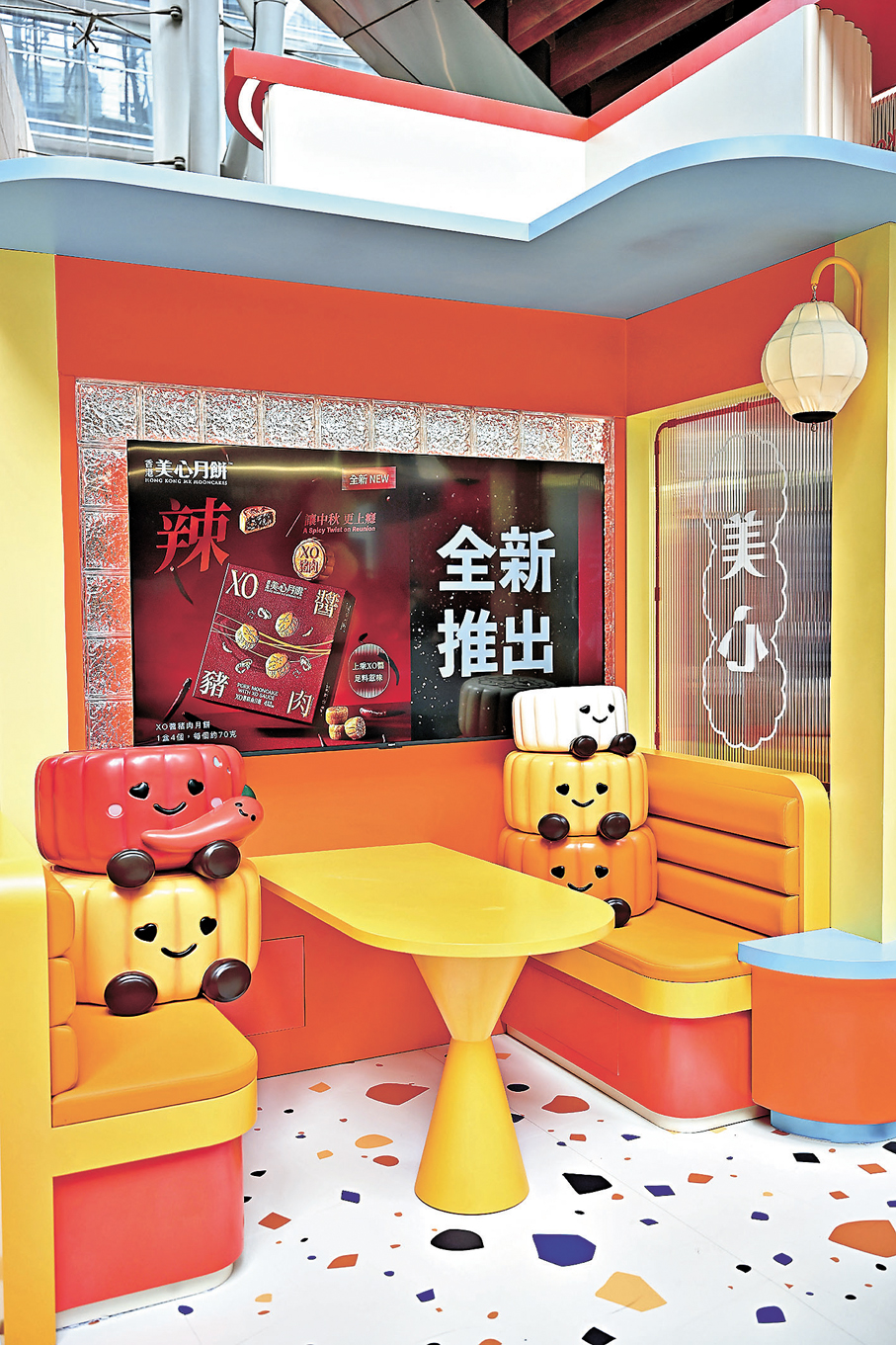 ●觀眾可坐在這兒與美心月餅公仔布置打卡。