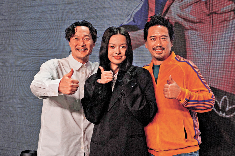 ●繼師兄郭偉亮（右）之後，KALAI（中）成為EAS Music第二位歌手。 香港文匯報記者林子棠  攝