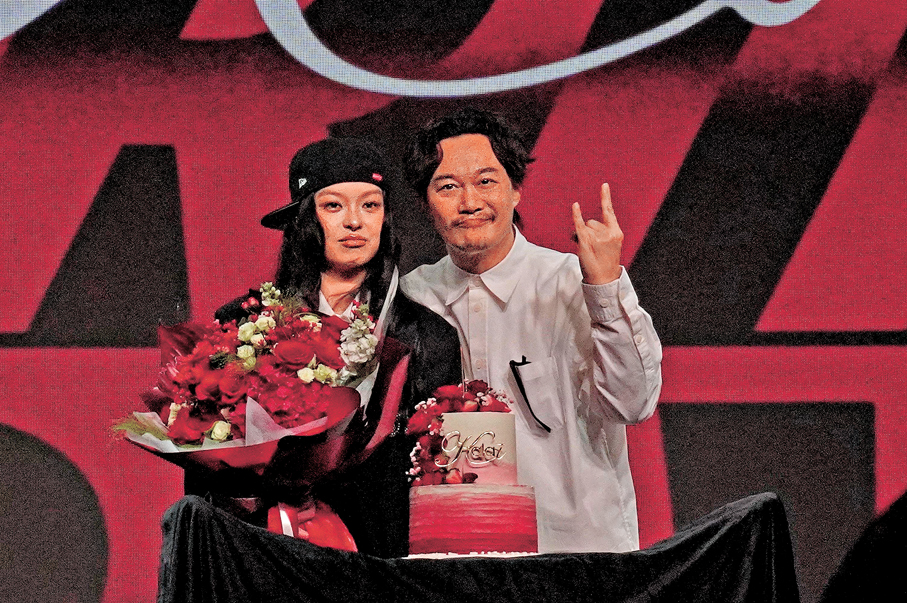 ●陳奕迅為KALAI送上紅色蛋糕及花束。   香港文匯報記者林子棠  攝