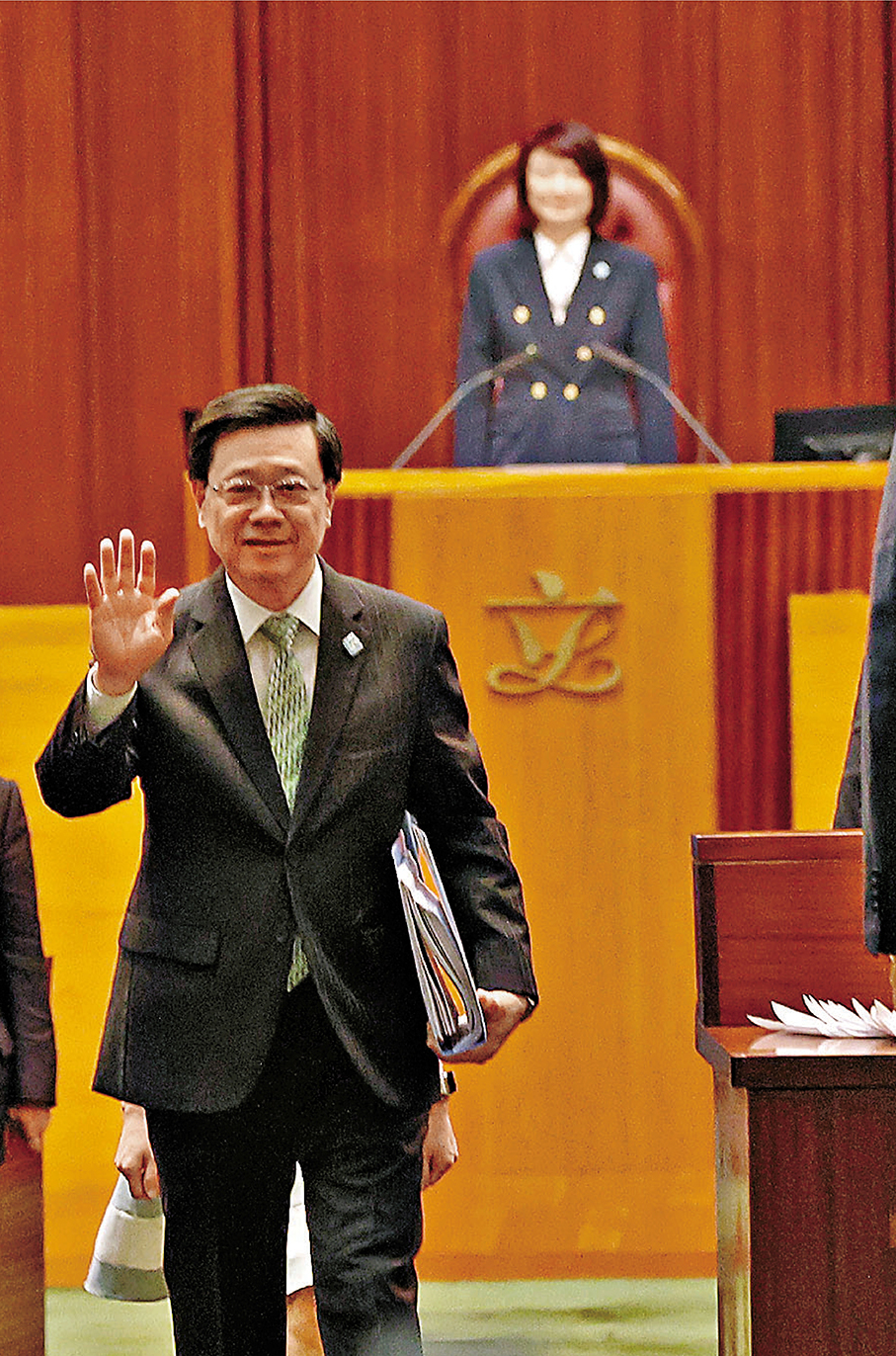 ●李家超在3小時內「貼邊過關」。香港文匯報記者萬霜靈  攝