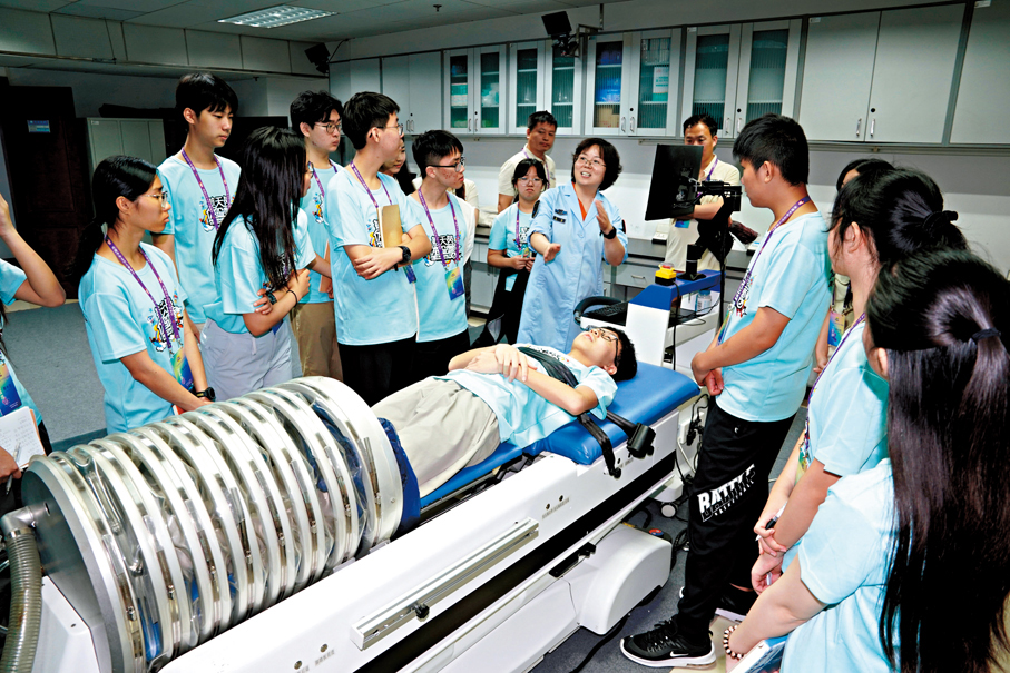 ●圖為香港學生參與去年「少年太空人體驗營」，在中國航天員科研訓練中心體驗航天醫學項目。資料圖片