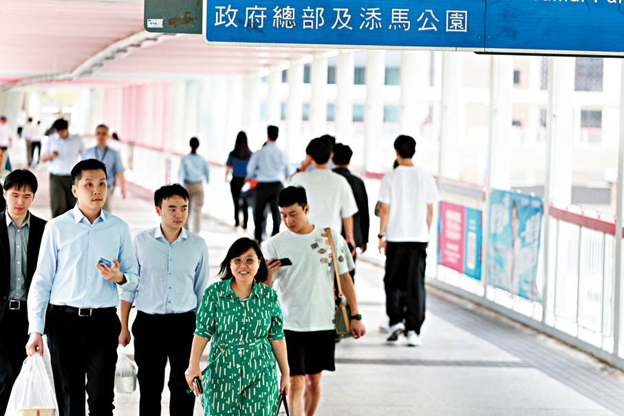 ●政府將要求相關公務員完成指定AI課程。圖為政總外行人天橋。香港文匯報記者黃艾力  攝