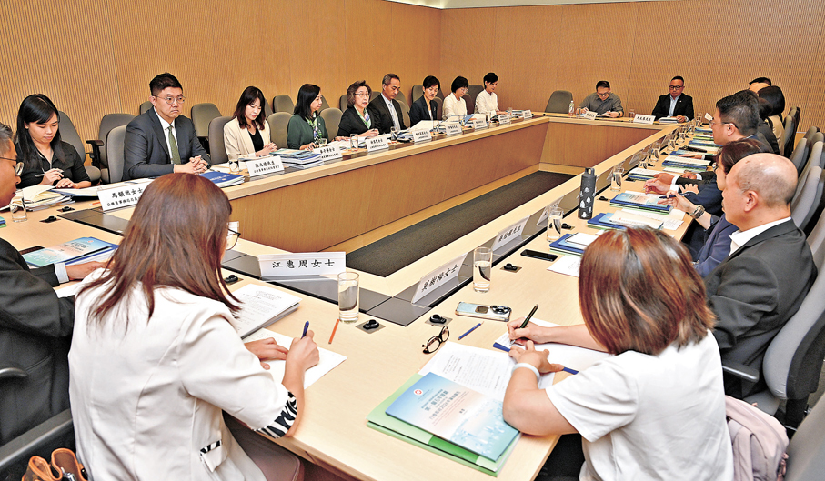 ●公務員事務局局長楊何蓓茵及常任秘書長林雪麗昨午與公務員團體代表會面，簡介香港第一個五年規劃和2026年施政報告中與公務員事務相關的內容。 政府新聞處